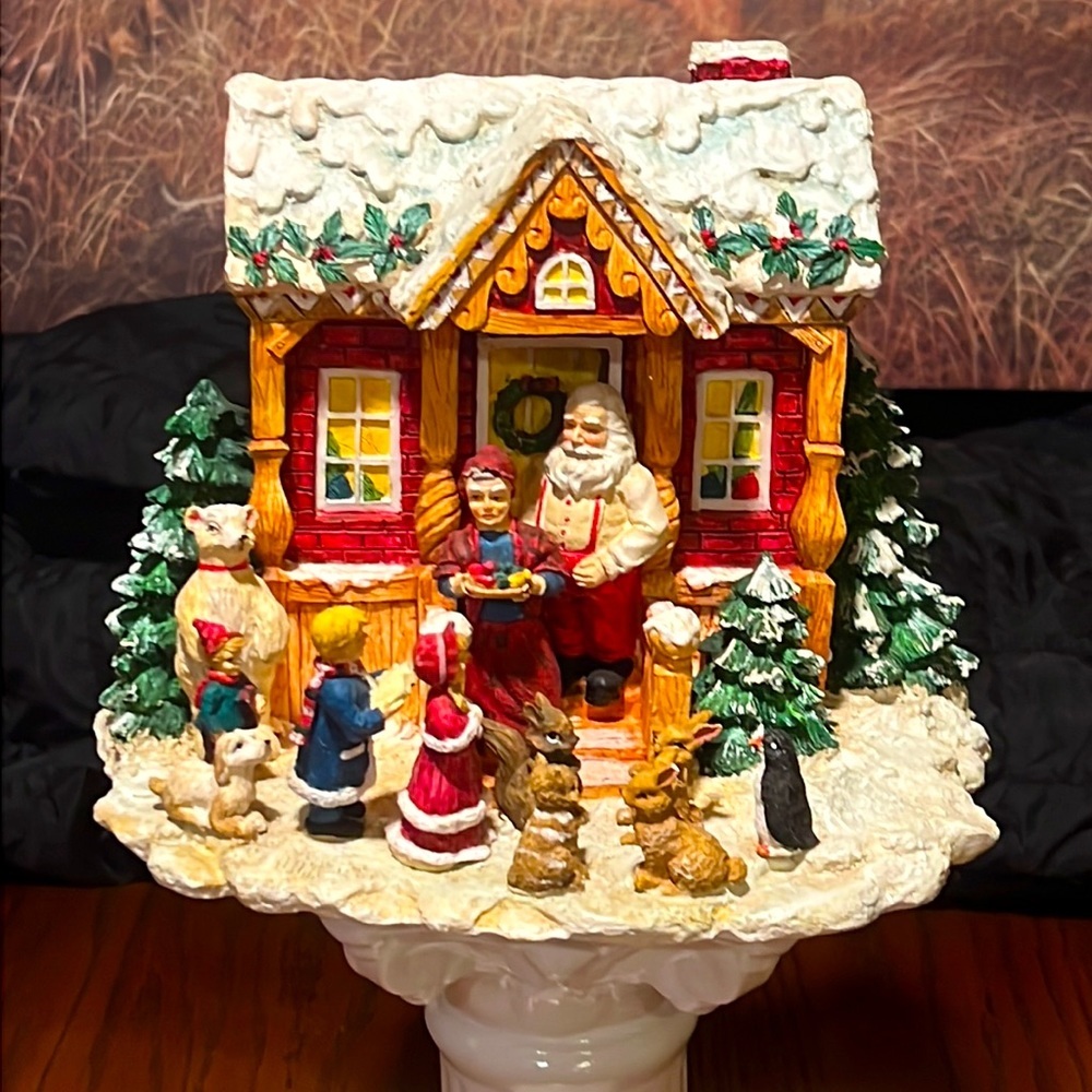 HOLLY TREE. SANTA’S HOUSE. PLAYS: We Wish You A Merry Christmas 🎁🎄